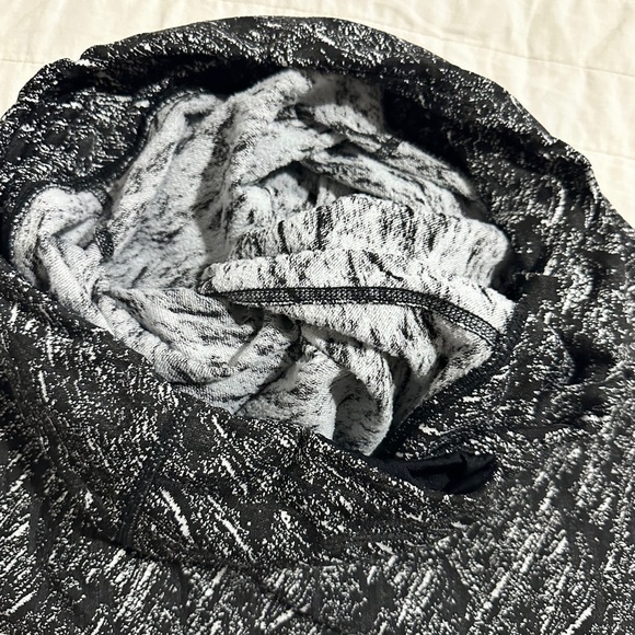 Women's Black and White Patterned Leggings - Picture 6 of 6